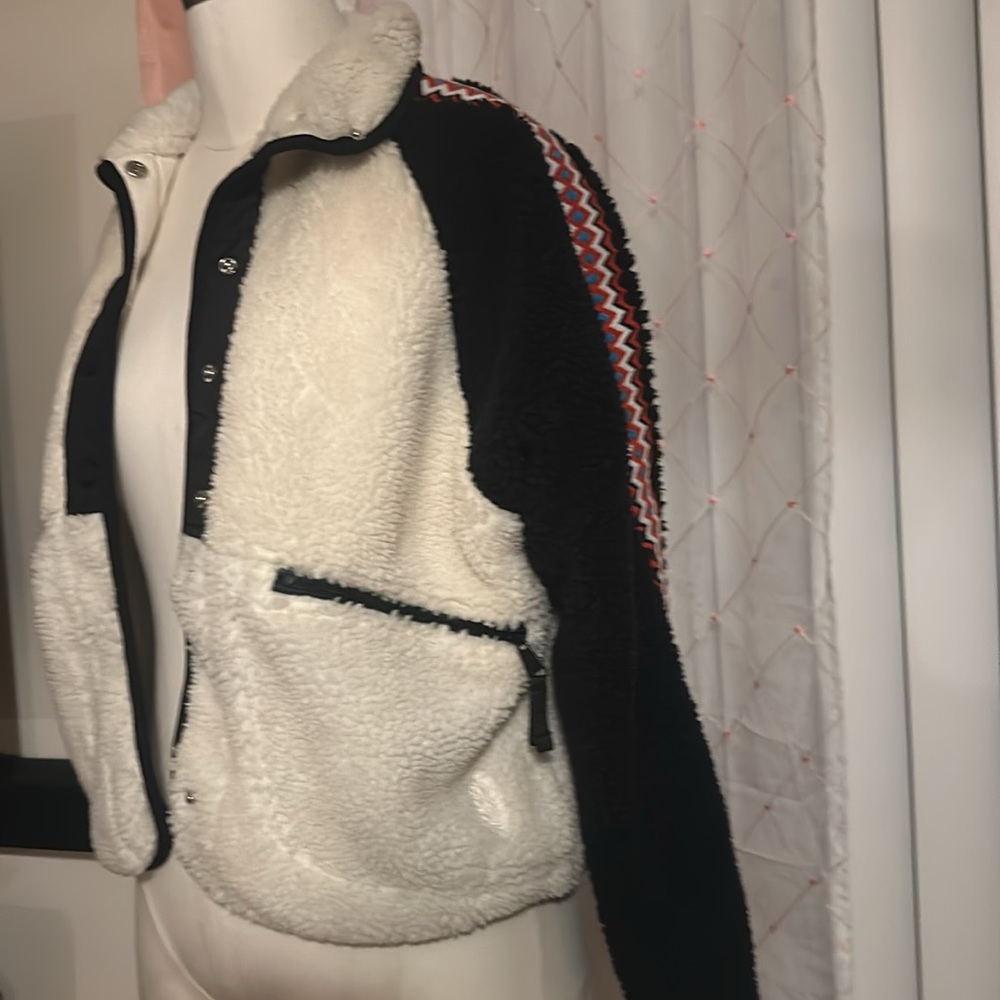 NWOT Hit The Slopes Printed Fleece Jacket in Running Stitch Varsity Combo - Picture 4 of 10